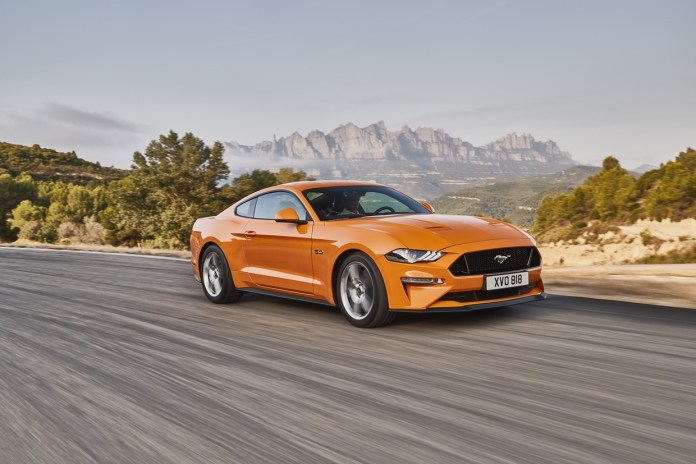 Более эксклюзивный, быстрый и технически продвинутый новый Ford Mustang предлагает любителям культовой спортивной модели в Европе более четкий подчеркнутый спортивный стиль, более эффективный двигатель и подвеску, а также новейшие функции помощи водителю